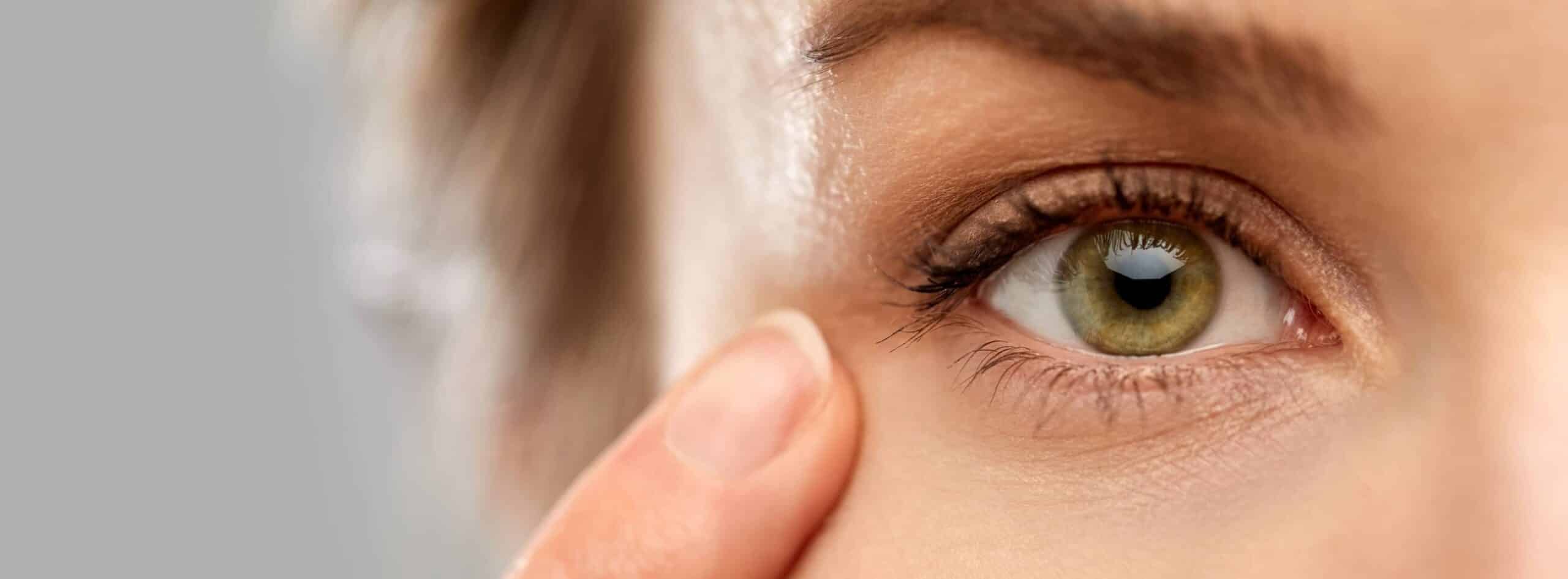 Blépharoplastie et lentilles correctrices : est-ce compatible ? | Drs Kerfant et Trimaille | Brest